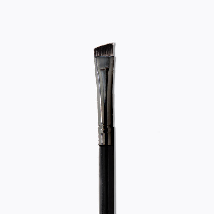 Maelle ANGLED EYESHADOW BRUSH - Makeup Tools/ Brushes Angled brush, precise applications, expert detail on the lids or the crease of the eye - Flawless Makeup Brush